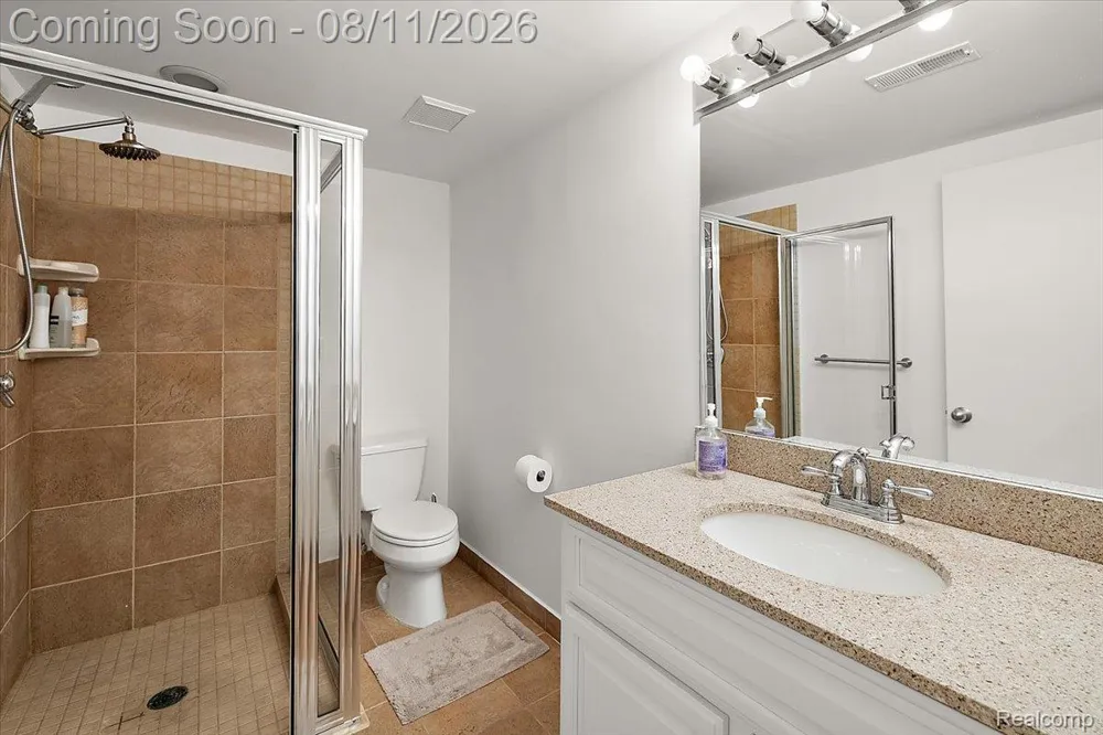 559 Bennaville Avenue Birmingham City, MI 48009