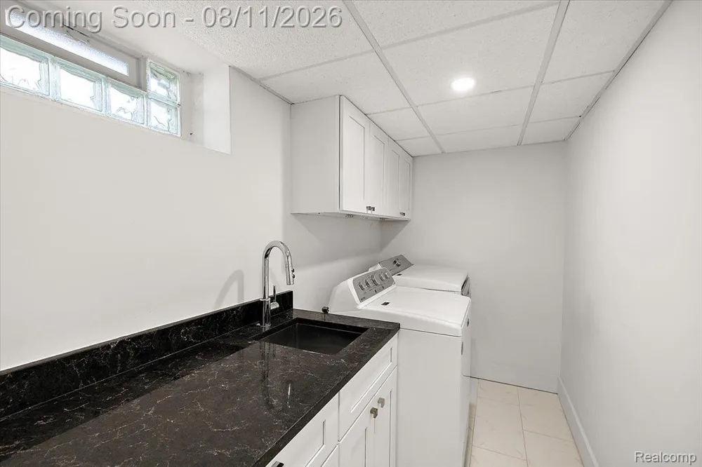 559 Bennaville Avenue Birmingham City, MI 48009