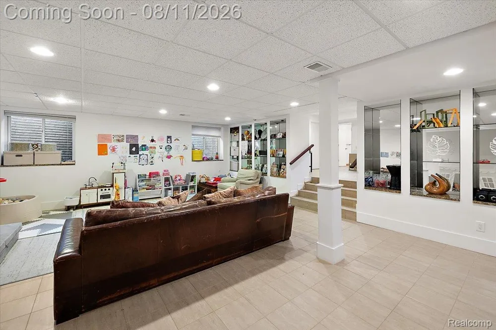 559 Bennaville Avenue Birmingham City, MI 48009