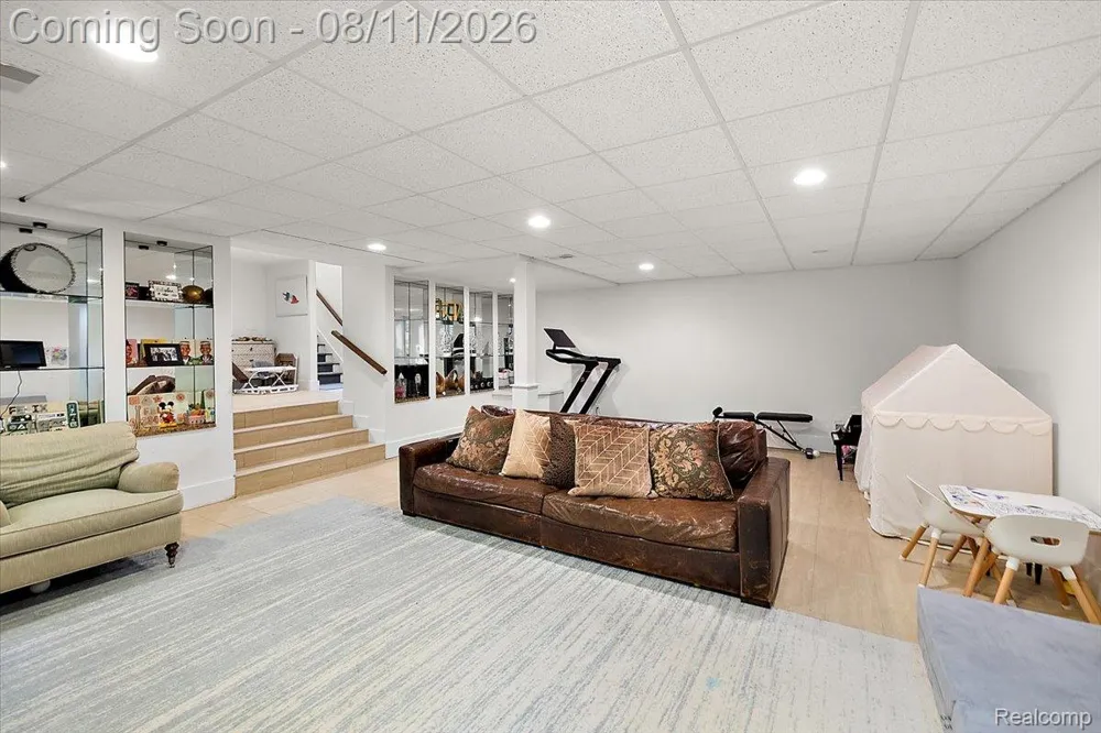 559 Bennaville Avenue Birmingham City, MI 48009