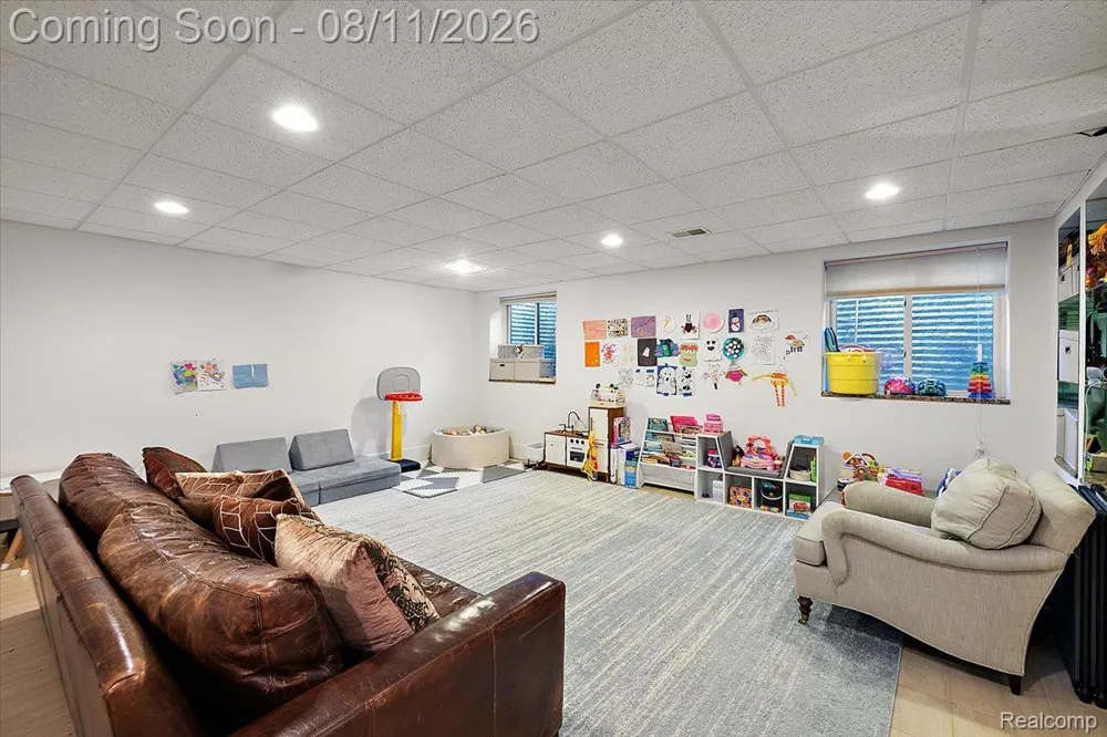 559 Bennaville Avenue Birmingham City, MI 48009
