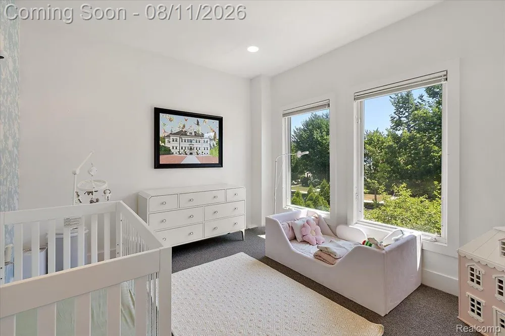 559 Bennaville Avenue Birmingham City, MI 48009