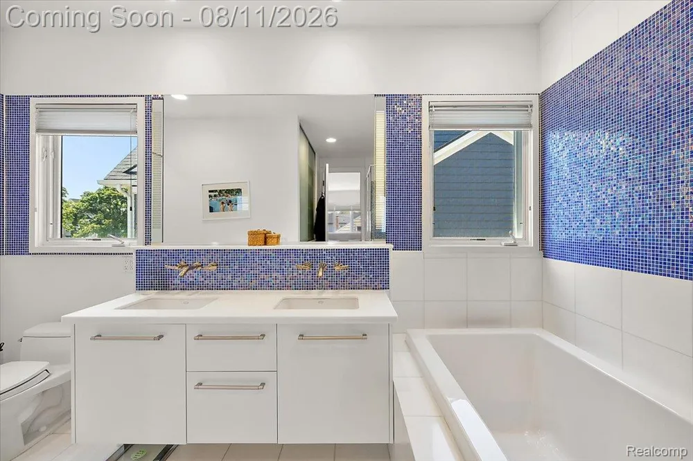 559 Bennaville Avenue Birmingham City, MI 48009