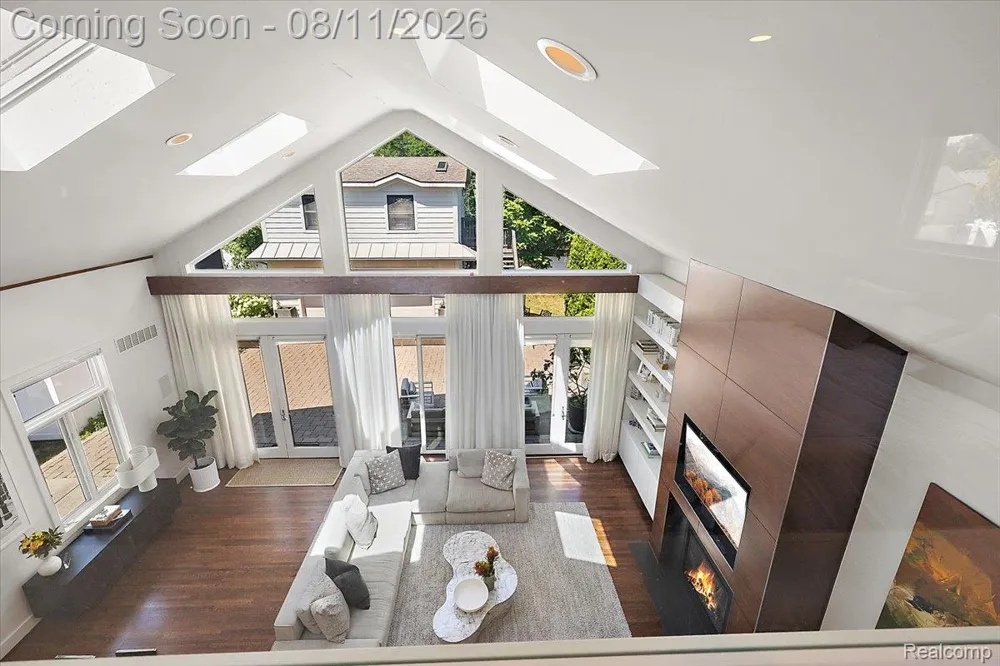 559 Bennaville Avenue Birmingham City, MI 48009
