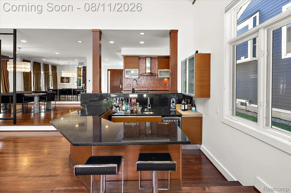 559 Bennaville Avenue Birmingham City, MI 48009