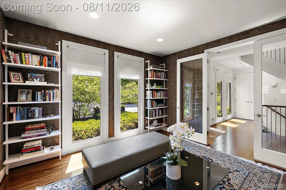 559 Bennaville Avenue Birmingham City, MI 48009