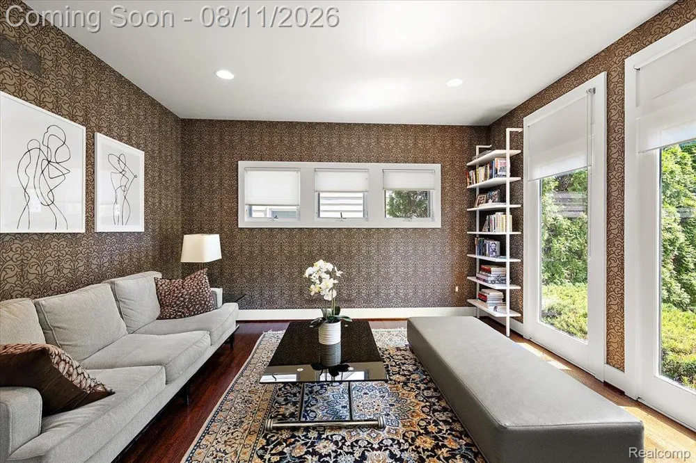 559 Bennaville Avenue Birmingham City, MI 48009
