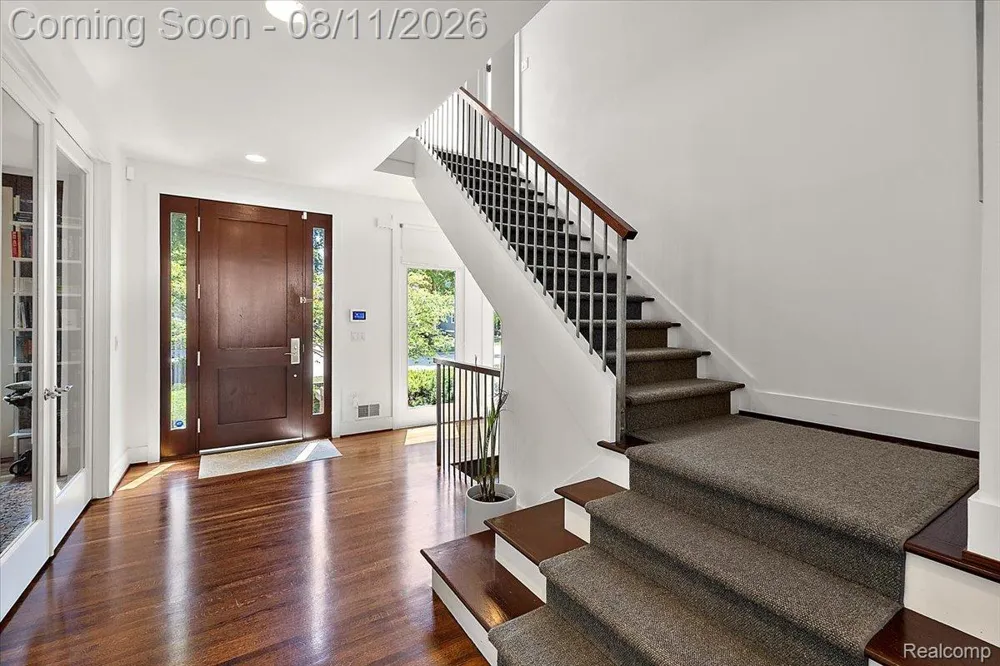 559 Bennaville Avenue Birmingham City, MI 48009