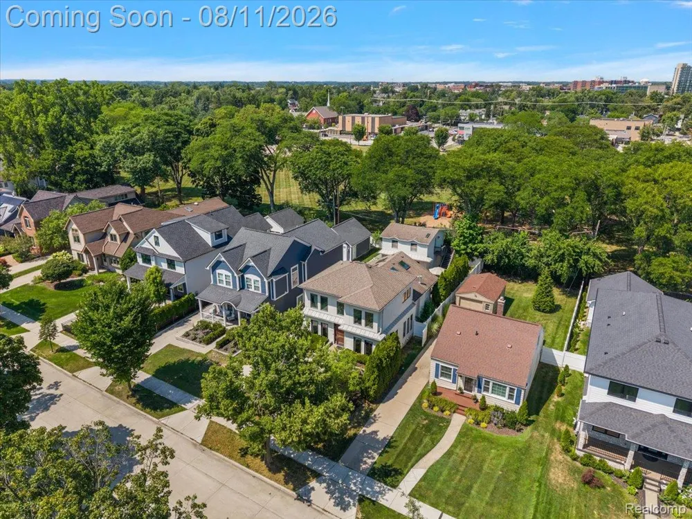 559 Bennaville Avenue Birmingham City, MI 48009