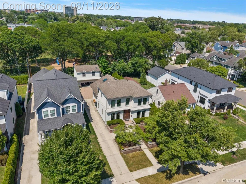 559 Bennaville Avenue Birmingham City, MI 48009
