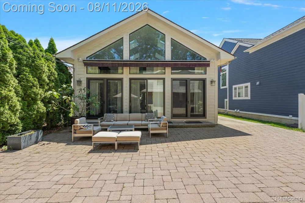559 Bennaville Avenue Birmingham City, MI 48009