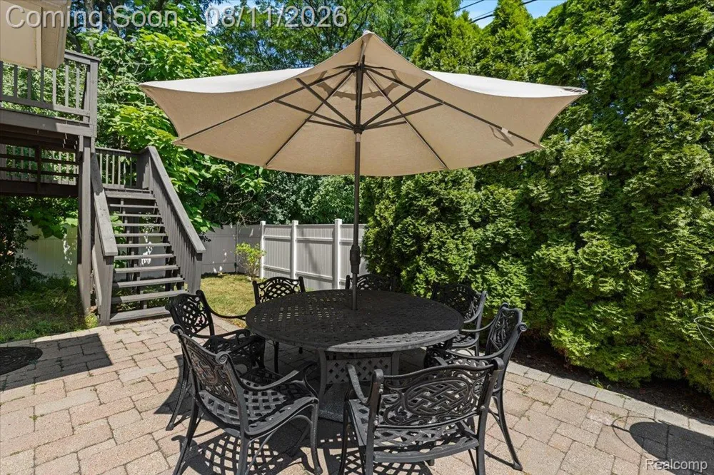 559 Bennaville Avenue Birmingham City, MI 48009