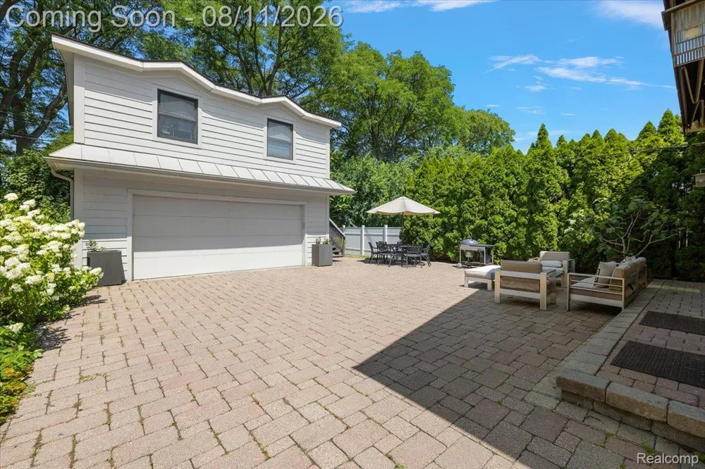559 Bennaville Avenue Birmingham City, MI 48009
