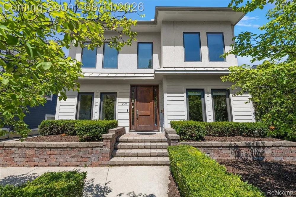 559 Bennaville Avenue Birmingham City, MI 48009