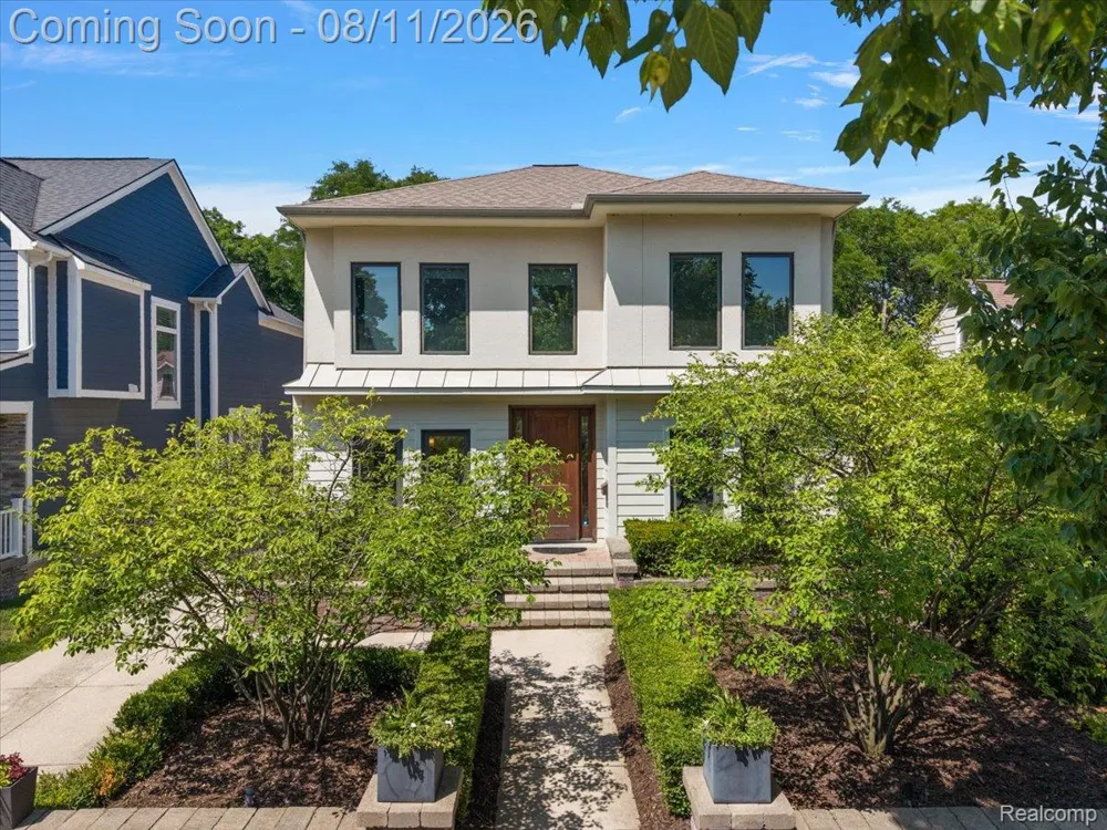 559 Bennaville Avenue Birmingham City, MI 48009