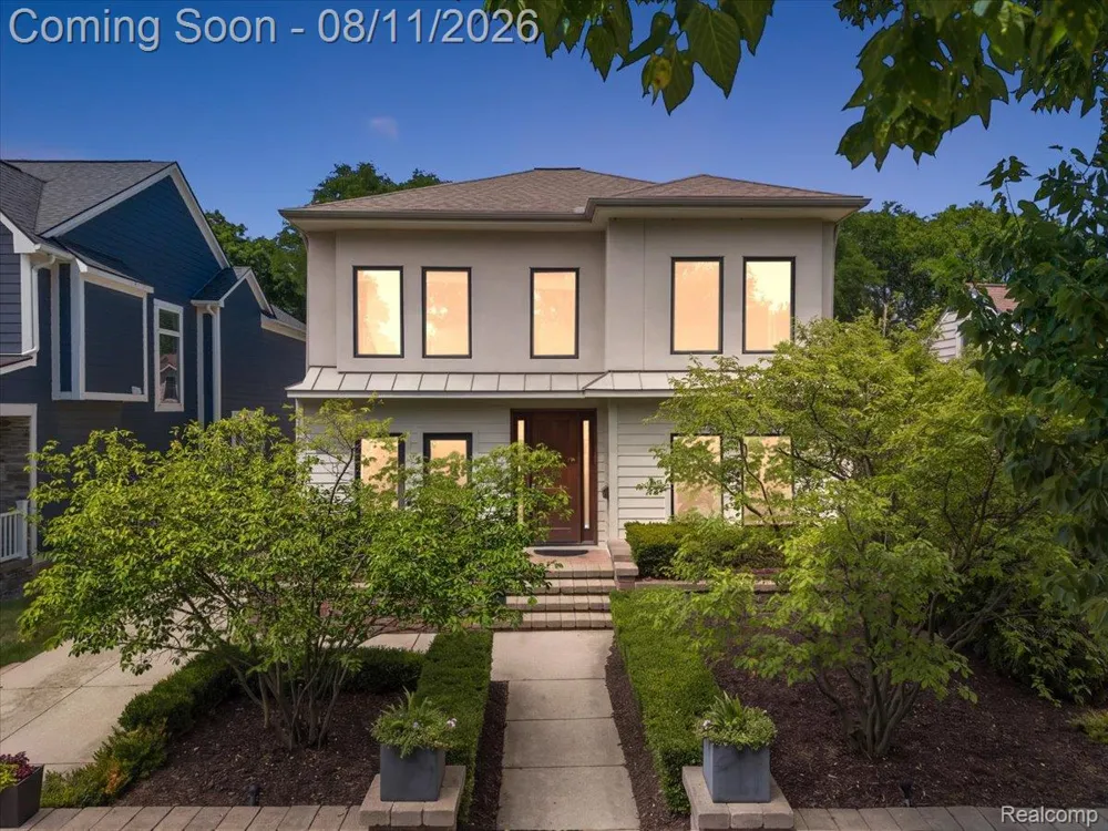 559 Bennaville Avenue Birmingham City, MI 48009