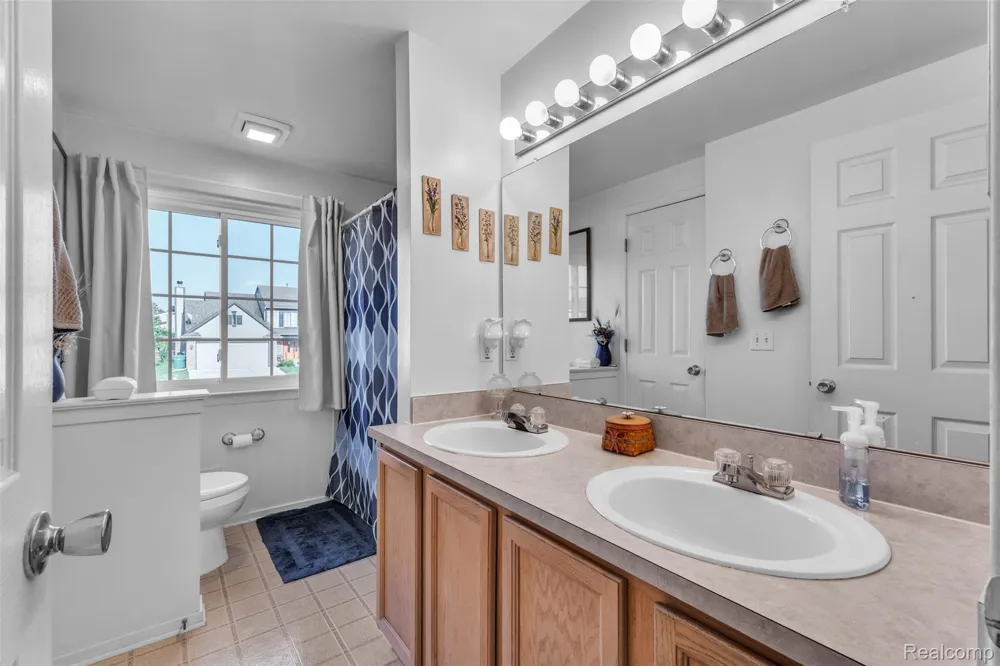 22672 Woodcreek Drive Brownstown Charter Township, MI 48134