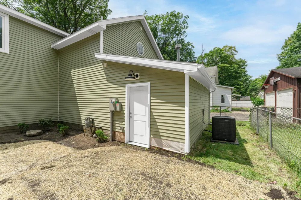 109 Michigan Avenue Hartford City, MI 49057