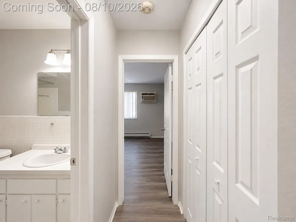 1954 Axtell Drive #5 Troy City, MI 48084