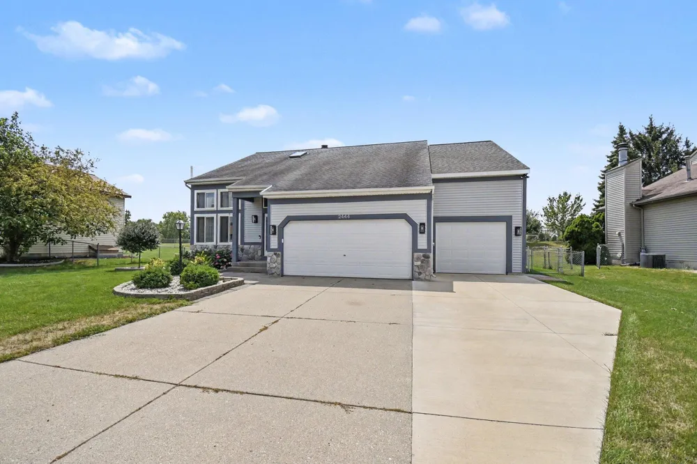 2444 Sunny Creek Street SE Kentwood City, MI 49508