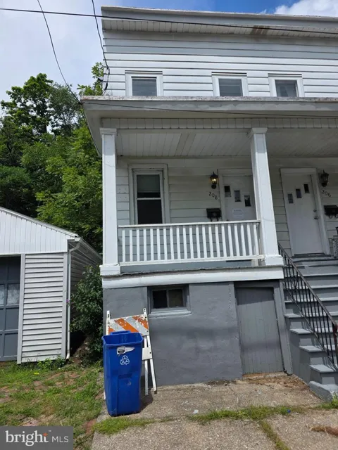 208 W RAILROAD STREET