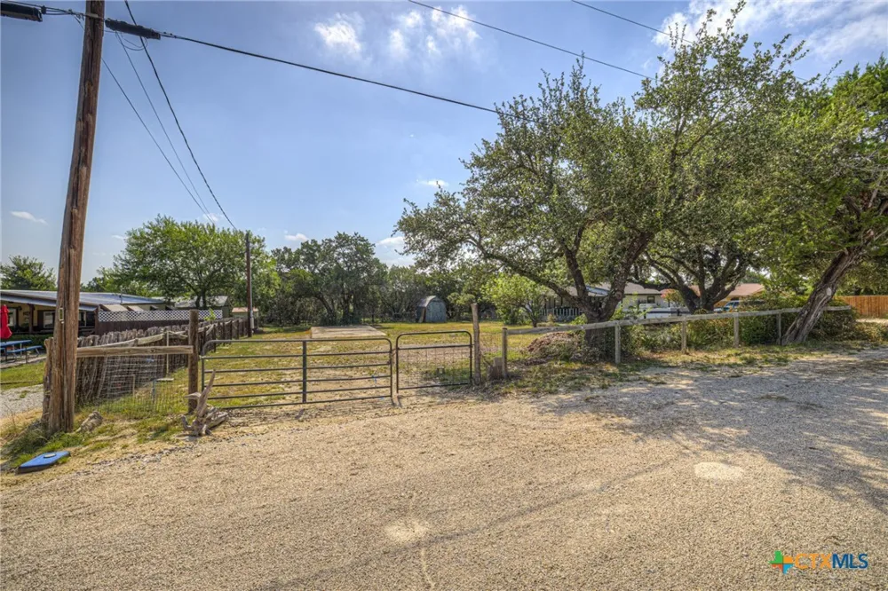 2189 Potters Creek Road Canyon Lake, TX 78133
