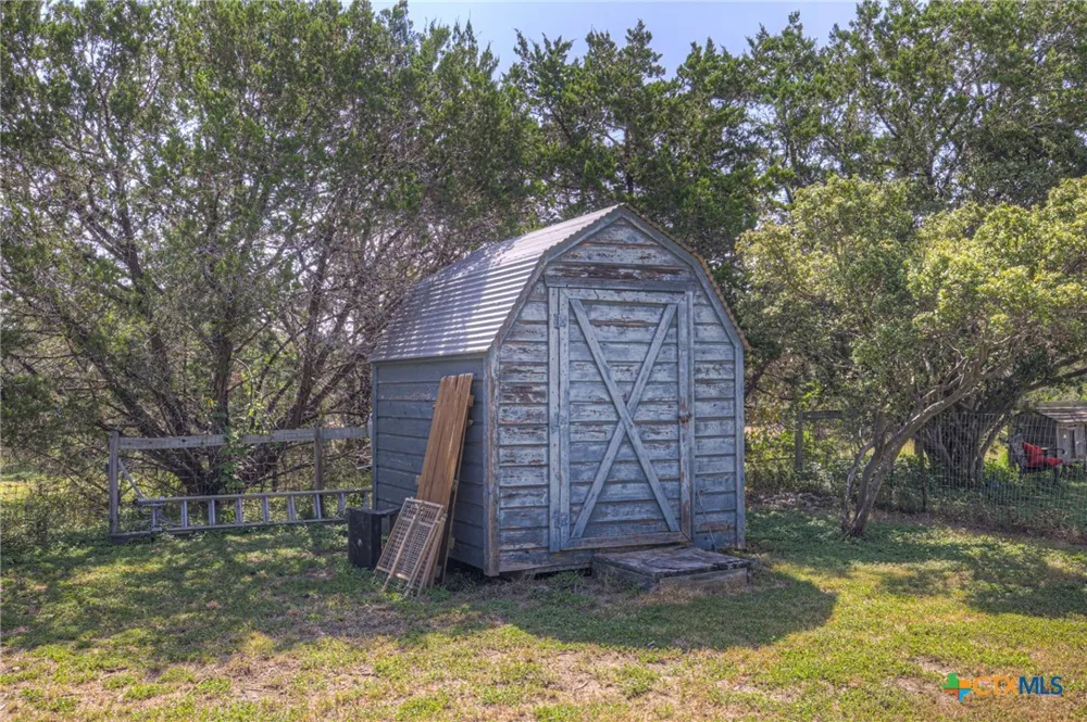 2189 Potters Creek Road Canyon Lake, TX 78133