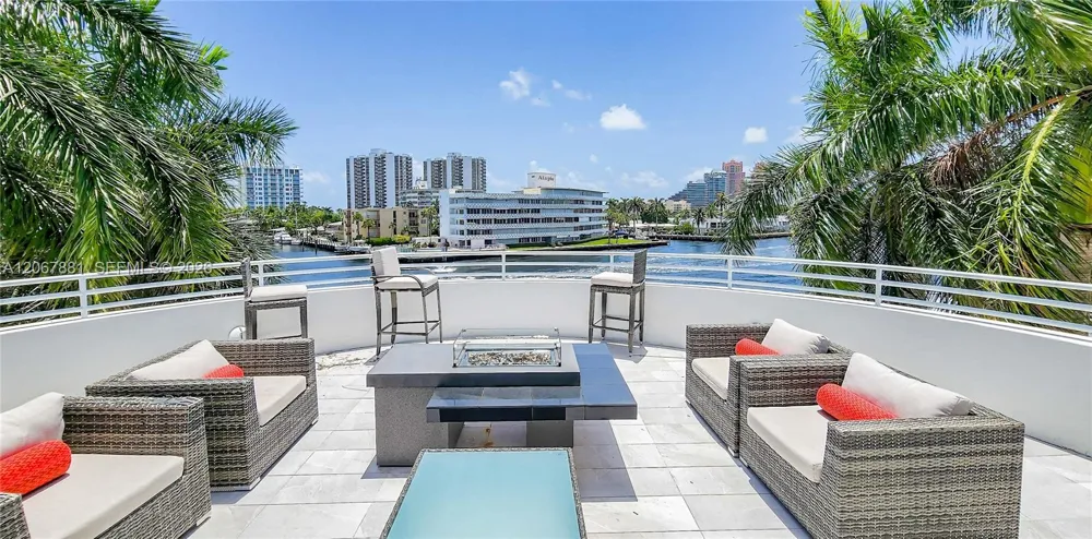 2890 NE 28th St Fort Lauderdale, FL 33306