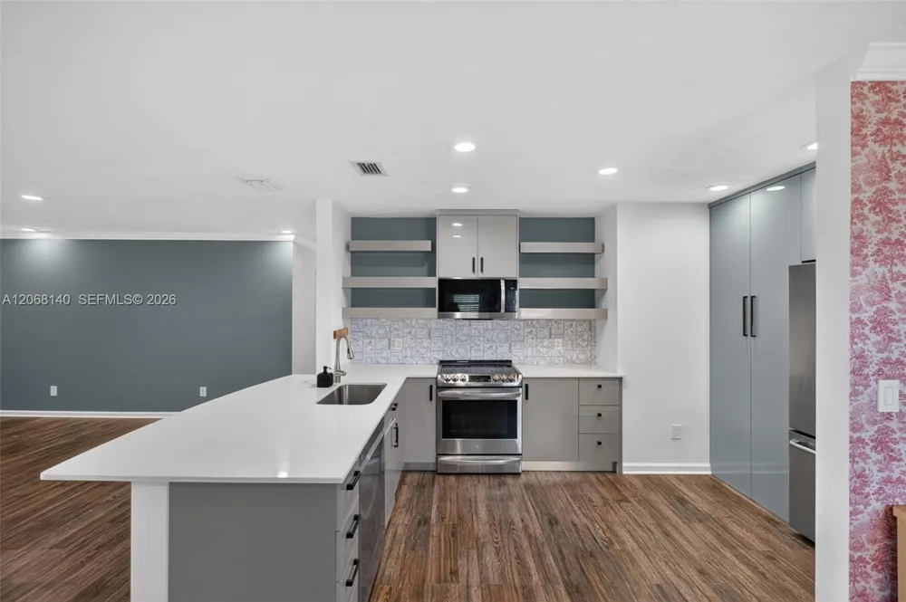 6815 Edgewater Dr #301 Coral Gables, FL 33133