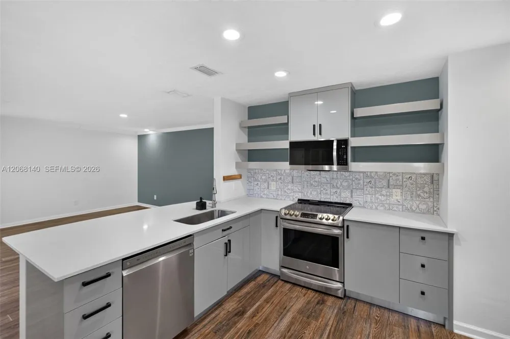 6815 Edgewater Dr #301 Coral Gables, FL 33133