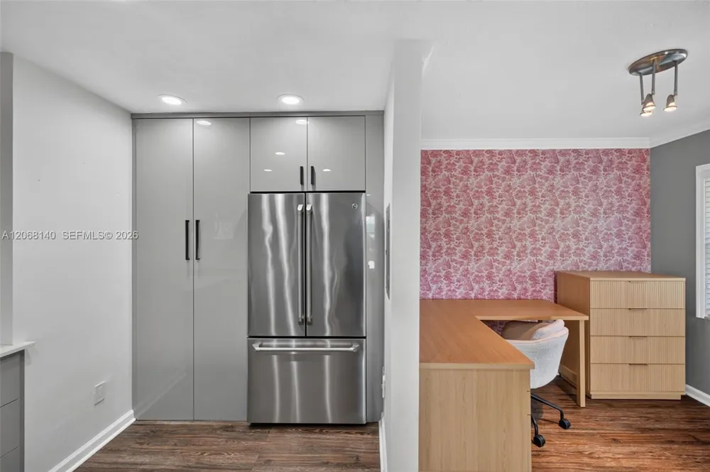 6815 Edgewater Dr #301 Coral Gables, FL 33133