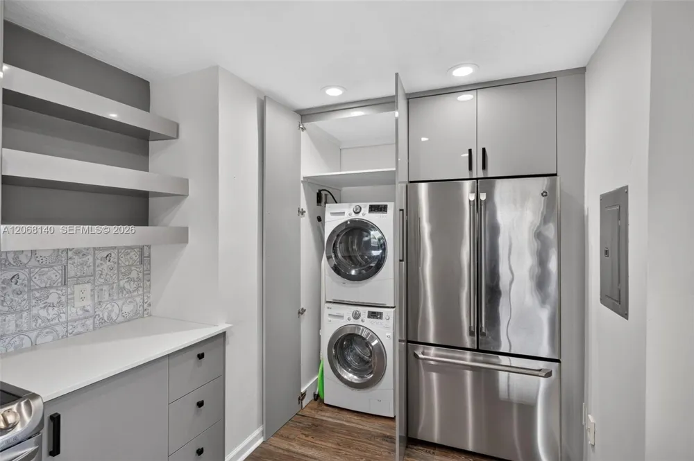 6815 Edgewater Dr #301 Coral Gables, FL 33133