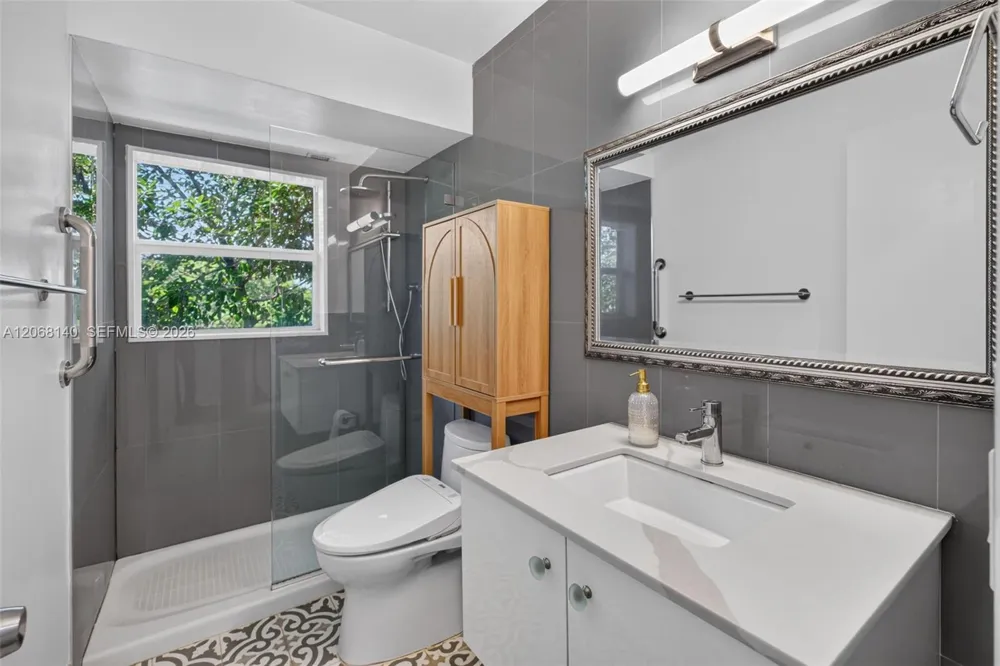 6815 Edgewater Dr #301 Coral Gables, FL 33133