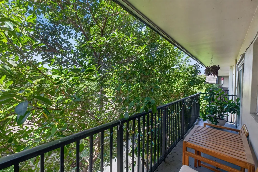 6815 Edgewater Dr #301 Coral Gables, FL 33133