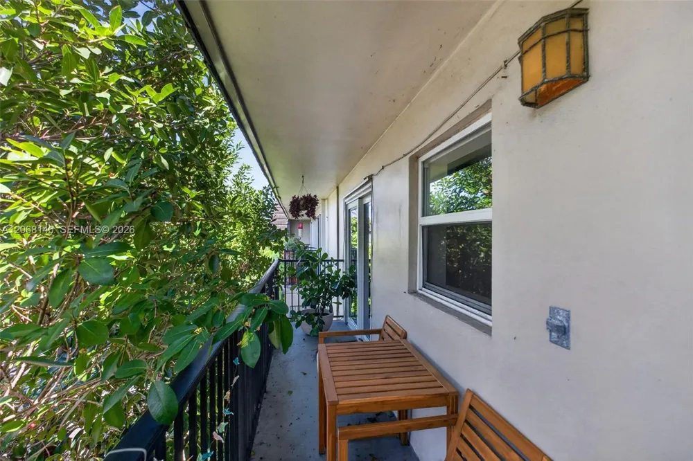 6815 Edgewater Dr #301 Coral Gables, FL 33133