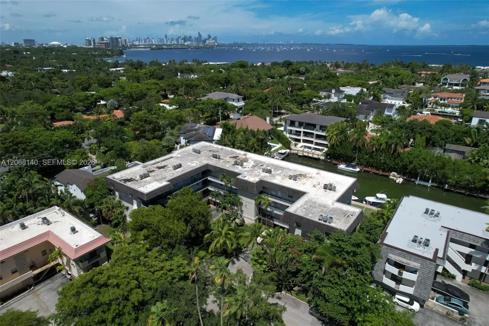 6815 Edgewater Dr #301 Coral Gables, FL 33133