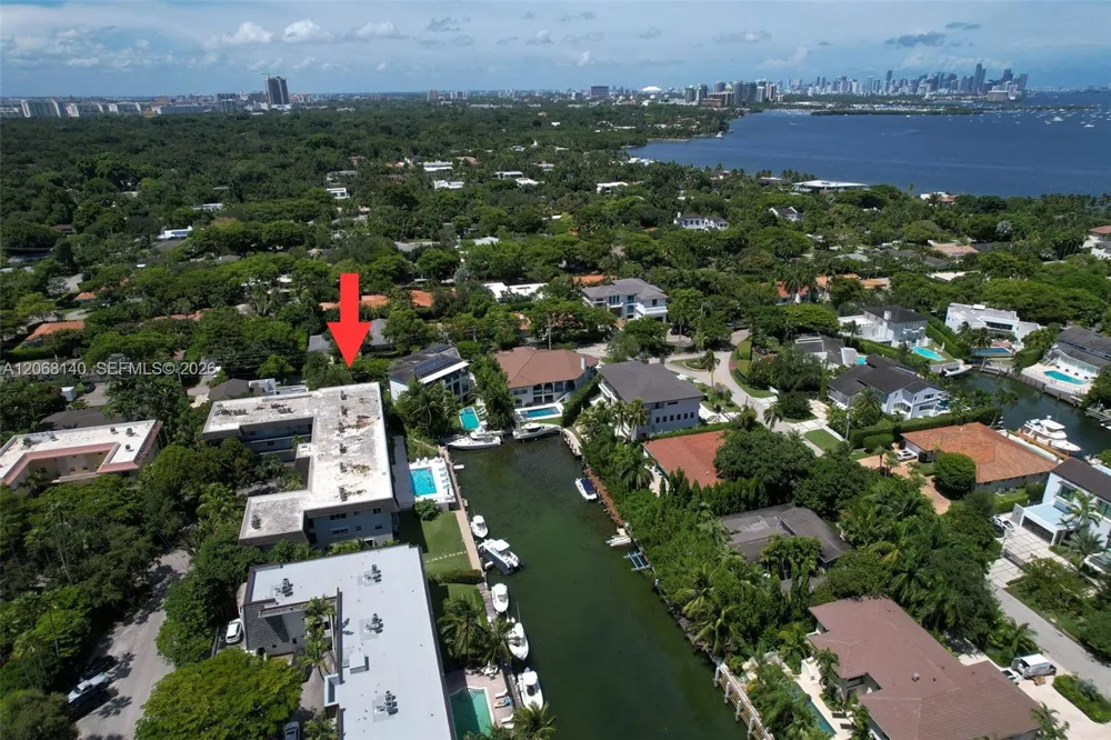 6815 Edgewater Dr #301 Coral Gables, FL 33133