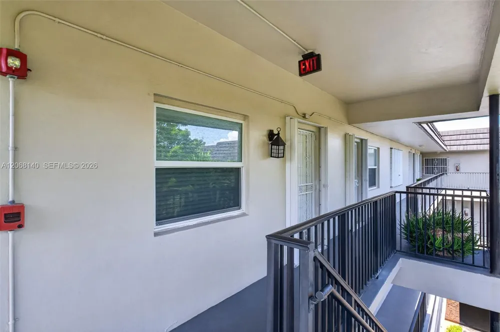 6815 Edgewater Dr #301 Coral Gables, FL 33133