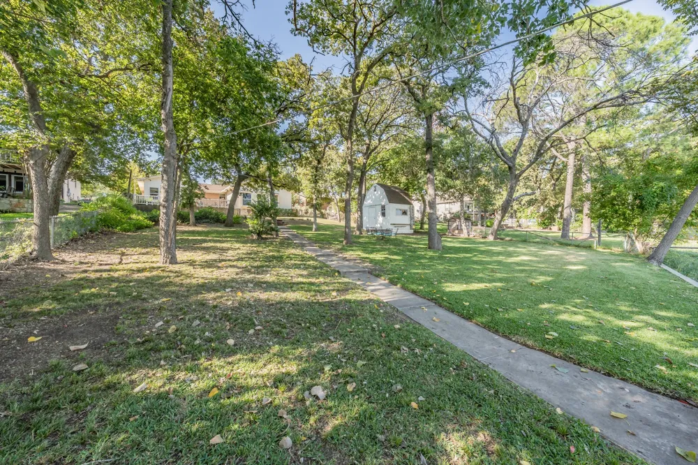300 Shoreline Drive Azle, TX 76020
