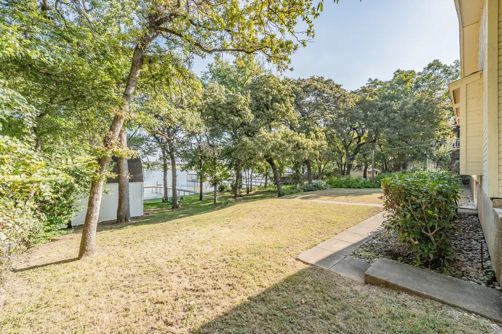 300 Shoreline Drive Azle, TX 76020