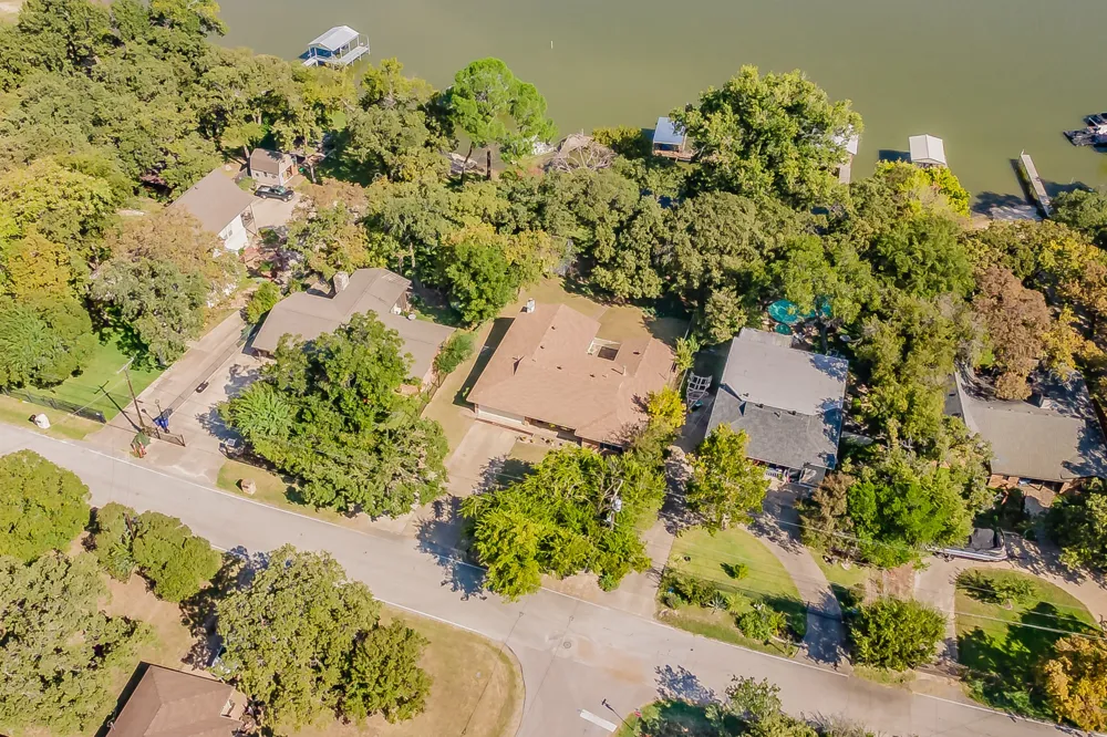 300 Shoreline Drive Azle, TX 76020