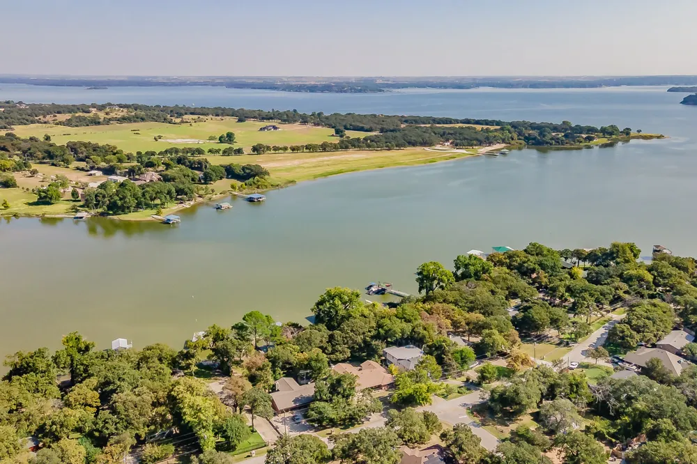 300 Shoreline Drive Azle, TX 76020