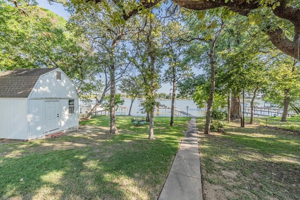 300 Shoreline Drive Azle, TX 76020