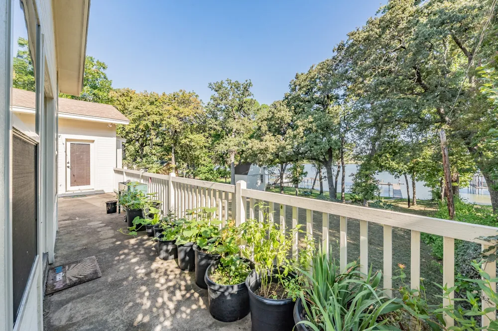 300 Shoreline Drive Azle, TX 76020