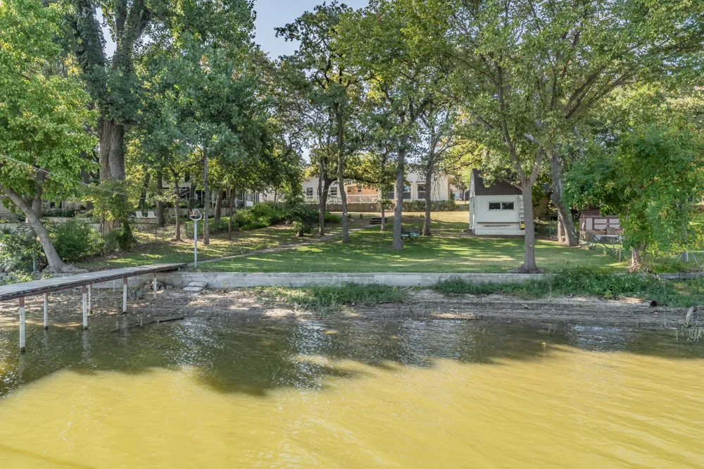 300 Shoreline Drive Azle, TX 76020