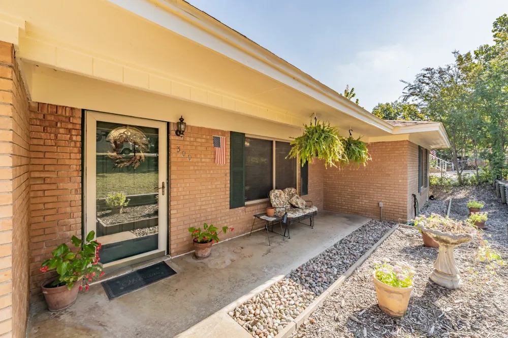 300 Shoreline Drive Azle, TX 76020