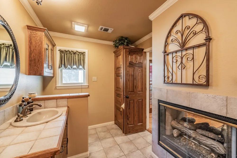 300 Shoreline Drive Azle, TX 76020