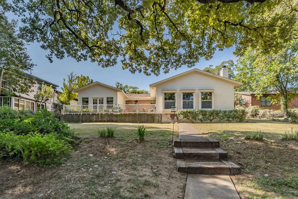 300 Shoreline Drive Azle, TX 76020