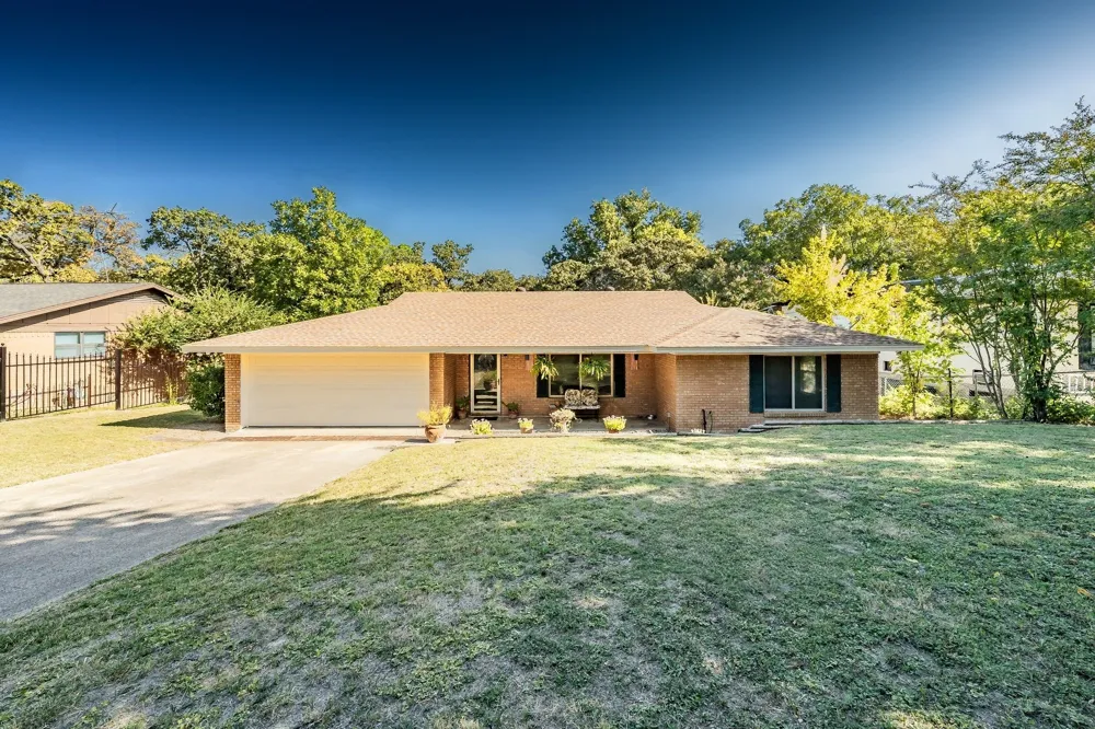 300 Shoreline Drive Azle, TX 76020