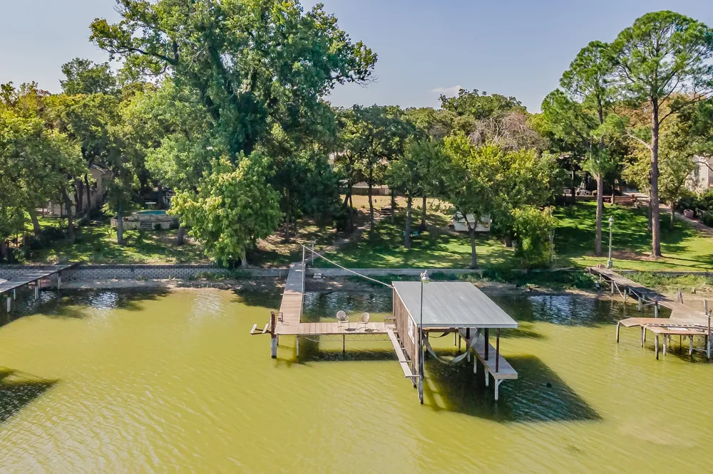 300 Shoreline Drive Azle, TX 76020